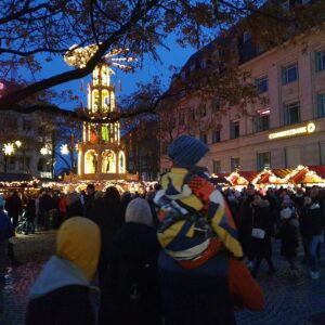 Billedet viser hvor mange mennesker der er ved et af Kiels julemarkeder.