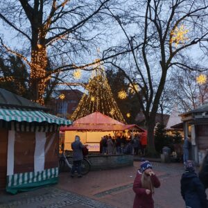 Billedet viser et kig ind på nogle af de mange boder på et af Kiels julemarkeder.