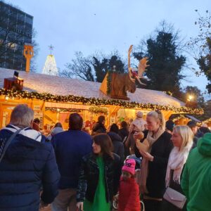 Billedet viser et af Kiels mange julemarkeder med masser af mennesker